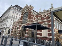 まずはオールドマーケット屋内市場から！

煉瓦造りのかわいい建屋で、内部はどんなかな？