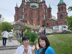 マーケット広場を楽しんだあとは、小高い丘に建つウスペンスキー大聖堂にやってきた！

外観は赤煉瓦の外壁に緑色の屋根のてっぺんには金色のタマネギ型のドームがちょこんと載った特徴的なデザイン☆彡