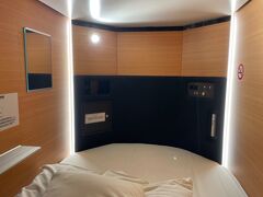 今日は空港内のカプセルホテル、「TUBE Sq」に泊まります。到着ロビーからエスカレーターで降りてすぐのところにありアクセスが良かったです。料金は9時間利用の学割プランで3200円でした。シャワーブースがいっぱいあって男子トイレの個室もいっぱいあるのが好印象。大浴場はありませんが後述の施設に行けば温泉に入れます。