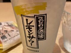 翌朝6時半です。3軒目は「ぼてぢゅう 中部国際空港店」にやってきました。席数は少ないですが開店直後だったので待たずに入店できました。朝からレモンサワーを頂いちゃいます&#127867;隣のPP利用のお客さんがテイクアウトを断られていて、セントレアのぼてじゅうではテイクアウトできないみたいです。