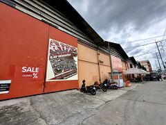 【カメラの墓場・オーディオの墓場をバンコクで見つける...】

まず、サムローン駅の前にある「インペリアル・ワールド」というかなり巨大なモール（古めかしく、まさに外から見ても中に入ってもローカル色の強いモールなので余り見たいもの、興味が湧くものは無い...）の中を突っ切って（涼しいので）、行けるところまで進む。