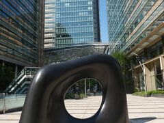 六本木・東京ミッドタウンの「妙夢」
安田さんによって2006年に制作されたブロンズ作品。作品の中央に開いた円環は、人々が夢を描き、願いを込めるためのもの。また、刻々と移りゆく太陽の光と影によって、彫刻の姿、見え方が変化するとか。(説明文より)