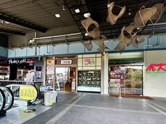 【セントラルフェスティバル（モール）サムイ内の「やよい軒」】

ただ、ちょっと小腹も空いたので、センタンの中にあるレストランを見ながら歩いてみた。

サムイ島内に「セントラルフェスティバルモール（センタン）」がある事も驚きなのだが、そこには『やよい軒』までもがあった!!その横のお店は「しゃぶしゃぶ」屋...