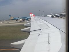関空に着陸しました。離陸から40分くらい遅れたもののほぼ定刻で到着してくれました。