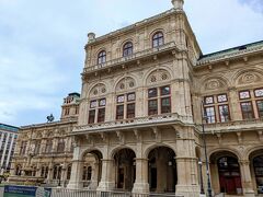 格式高いウィーンの新しいオペラ座.:*

老朽化した宮廷御用達の劇場の再建が行われたのは、
ハプスブルク家の黄金期。
1875年。フランツ・ヨーゼフ1世が城壁の撤去とリング通りの建設を
中心とした都市大改造計画を推し進めました。
城壁の取り崩しと同時にオペラ座の建設が行われたために、
建物が完成に近づいたタイミングで
オペラ座の前の道路を1メートル高くするという
工事があったせいで、『沈んだ箱』と酷評されてしまい、
精神を病んだ二人の建築家さんが自殺や心臓発作で亡くなっているそう。（＞＜）

翌年にはオペラ座前の道路の高さは調整されて、批判がなくなったとのことです。
新しいオペラ座のこけら落としは、モーツァルトの『ドン・ジョバンニ』でした。
　　　　　　　　　　　　　　　　　　　　　　　　　ウィキペディアから。