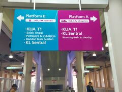 ホームには、クアラルンプール市内への直通列車と途中何駅か止まる電車が分かれています。