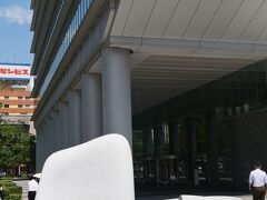 【浜町】翔生
2005年に竣工した住宅・オフィス・商業施設を備えた複合施設「トルナーレ日本橋浜町」の、オフィス棟正面入口前設置された作品です。白大理石による有機的な形状が二つに割られ、対に配置されています
