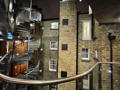 さて、宿泊のZホテル。
この辺りで一番安い、すんごい狭い1人用ホテル。
すんごい狭いのに3万円。

毎日ミュージカルをみる予定にしていたので、終演後、22時をすぎたロンドンの治安が不安で、劇場街があるソーホーから徒歩圏内にしました。