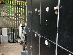 観光案内所のロッカーにスーツケースを入れて、まずはボウネス・ウィンダミアに向かいます！

ロッカーを管理している観光案内所の方は皆さんニコニコで優しい方たちで、ツアーのおすすめもしてくださいました&#128522;

&#9745;︎ロッカーの借り方
　①駅前の観光案内所の方に「ロッカー貸してくだ
　　さい！」と声を掛けます。
　②観光案内所がある「建物の下(建物を出て坂を
　　鋭角に曲がった半地下)のロッカー荷物を入れ
　　て戻ってきてね&#9786;️」
　　と言われるので、ロッカーに荷物預けて鍵を
　　閉めます。
　③何時に戻ってくるか伝えて出掛けてOK！
&#9745;︎ロッカーからの出し方
　①戻ってきた旨を伝え、鍵を借ります。
　②料金を支払い終わりです！