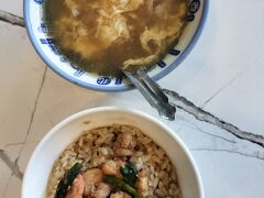 ちょっと食べ足りないかなあ、ということで、
また違う蝦飯屋さんに来ました。
こちらはいかにも観光客向けにきれいなレストラン風になっていました。
これだけしか頼まなくて申し訳ないけど。
蝦仁飯と、卵スープ。
こちらもおいしかったです。