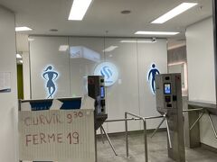 そうだそうだと
夜もう一度お宿から出てお散歩です。

地下鉄駅降りたとこのトイレの写真を撮り忘れてたから

19時までなんか？
もう20:30なんですけど
まだ、使えそうですね。

朝は9:30からなんで
開く時間遅すぎる！
宿近くだから使う機会ありませんでした。