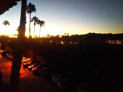 10/19pm　San DiegoからPalmSprings2時間ちょっと、
　LAXからだとRiversideまでの渋滞ひどく、3h少しかかります。
Best Western Plus Las Brisas Hotel、
ベストウェスタン パームスプリングス、10年前からの定宿、
ダウンタウンの中心、通りにレストラン豊富、木曜日露店、カジノとハードロックホテルの通り、プール、ジャグジー落ち着いたホテル
　…以前は通りから2、3ブロックの20室ぐらいのB＆Bインに泊まっていた。お洒落ですすめられるが、
やはりホテルはフロントが24h、朝食が6時からなどが便利

