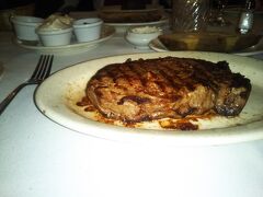 LG's Prime Steakhouse
　N Palm Canyon Dr, 沿い　ここも必ず行く、随一のステーキ屋

’ステーキは$45位で見ての通り大きい1ポンドとは歌っていない350gくらいか
この年普通のプライムの他に熟成肉というメニューが出てそれを、
　妻は120gフィレ
サラダ他1，2品とグラスワインとチップで’19年で2人で＄150くらいでした。肉は柔らかくその価値あり、
