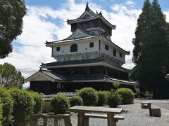 空腹が満たされた後は観光です。まずは小さいお城で可愛らしい岩国城です。