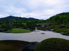 足立全康氏が感銘をうけたとされる「紅葉」の作品は見れませんでしたが（毎年秋限定の公開らしい）、横山大観、北王子魯山人についても興味を持つきっかけになりました。
足立美術館というと庭園ばかりあがってきますが、数多くの美術品は全て撮影禁止でしたので、検索してもあがってこないのはその理由でしょうか。あまり公にならないのも勿体ないなと思いました。

写真は枯山水庭

