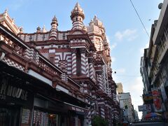 ペター地区でひときわ目をひくのが、この「ジャミ・ウル・アルファー・モスク」である。神聖な宗教施設に対して恐縮ではあるが、赤白しましまの色彩は某ホラー漫画家を彷彿とさせる。