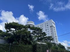 今回、お世話になる「ノボテル沖縄那覇」さんです。
早速、相棒用に予約した部屋のチェックインです。今回はデラックスツインを予約です。（トイレとバスは分かれています）