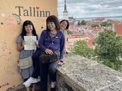 バックの壁にTallinnと描かれていて、どこで撮ったのか一目瞭然でいいね！