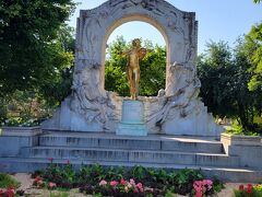この公園には他にも記念碑が沢山ありますが私たちが案内されたのは黄金に輝くヨハン・シュトラウス像
