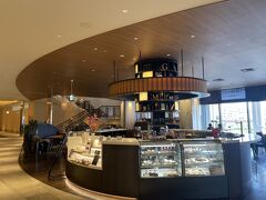 ウエルカムドリンク券をいただいたので、「GOURMET　BAR」で休憩です。

