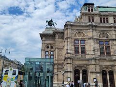 午後、シェーンブルン宮殿見学を終えウィーン国立歌劇場でツアー解散
ランドクルーズは入場以外の観光は各自ご自由にのスタイル

今朝23人になったツアーメンバーですが、私を含め7人がここでツアー終了
フランクフルト、ミュンヘンからご一緒した方々と最後に笑顔で別れを惜しみました