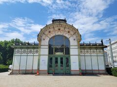 セセッシオンに集まっていた芸術家や建築家のことを分離派と言いい、彼らは過剰な装飾を排除した斬新な芸術を生み出していきました
