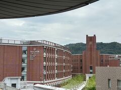 約2分後アストラムライン白島駅で下ります。茶色の立派な建物は安田女子校です。