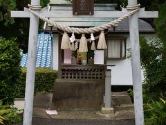八剣神社に着いてビックリ、堤防の上にポツンとあり境内はありません。