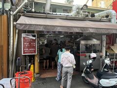 ホテルからすぐのところにある老江紅茶牛奶でアイスミルクティーを購入。24時間やっているという地元の人にも人気にお店でサンドイッチも人気のよう。ホテルに行く前にアイスミルクティーを購入