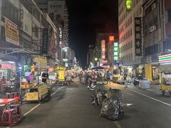 徒歩10分弱、高雄で一番有名な夜市である六合夜市へ。11時過ぎなので閉めているお店もちらほらあるが、まだ結構屋台は開いていた。

瑞豊夜市と違って道路が歩行者天国になっていて、道の両端に屋台が並んでいる