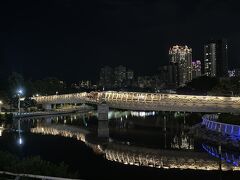 高雄の街を散策するためにホテルを出発。まずは愛河駅へ。徒歩10分で到着。川沿いの夜景がきれいとの事だが、橋が少しライトアップしているだけで、あまり大したことがなかった。ゴンドラもあるようだが今回は乗らず。というより見かけなかった。

この日は夜になってもまだ暑かったが、もう少し涼しくなったら散歩にはいいかもしれない