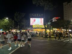 徒歩で巨蛋駅に移動。15分ほどで瑞豊夜市に到着。六合夜市と並ぶ高雄を代表する夜市へ