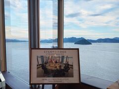 ツアー2日目の宿泊先はグランドプリンスホテル広島。
2023Ｇ７広島サミットが行われた場所とのこと。
飾られている円卓の実物は見ることができませんでした。
景色がとても綺麗です。