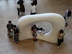 美唄からJR特急で35分。札幌駅西コンコースに到着。
札幌駅構内の西コンコースの中央に置かれた白い大理石の彫刻「妙夢」は、待ち合わせ場所として、市民に親しまれているとか。

顔が入ってしまうので大丸札幌店の2階から撮りました。

※「とりあえず妙夢でいい？」って、それどこ？札幌駅の待ち合わせで白い石が選ばれるワケ
https://hokkaidolikers.com/archives/34576