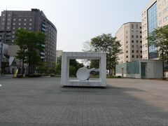 「生誕」
創成川公園狸二条広場。生まれたばかりの新芽を表現する作品。札幌がこの場所から生まれたという意味が込められているとか。