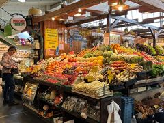 クラインマルクトハレ市場
旬の野菜が並びます
ホワイトアスパラが、　見たことないくらい太くてびっくり