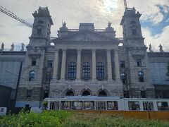 国会議事堂を出発し現在絶賛工事中の民俗博物館へ
