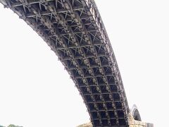 間近で見る幾何学的な組木の技法は圧巻です。
人が渡るときの揺れを抑える働きをもつ鞍木（くらぎ）と助木（たすけぎ）が考案されているとのこと。
江戸時代からの技術を伝承するために、今後も架替や橋板の張替えが行われているようです。
大きな自然災害が来ないことを祈りたいです。
