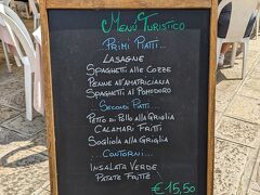 お昼は教会前から橋を渡った広場にあるTrattoria Busa alla Torreで。Menu Turistico（観光客向けメニュー）があり、プリモピアットから1種類、セコンド・ピアットから1種類、付け合わせから1種類を選んで15.50ユーロ。本島のお高いお店に比べれば、実にリーズナブルな値段です。ただし飲み物、コペルトは別（…と看板にも書いてある）