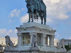 聖イシュトバーン騎馬像

初代ハンガリー王国国王イシュトバーン1世
ハンガリーを統一しローマ教皇から授かった王冠でエステルゴムで戴冠
これにより正式にハンガー王国が成立した