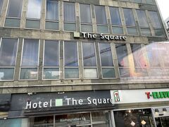 無事にコペンハーゲン空港に到着したあと、ツアーバスで2泊お世話になるホテル「The Square 」にやってきた。

「散策便利な歩行者天国ストロイエまで徒歩圏内」がウリのこちらのホテル、空港からほんの2-30分で街の中心まで来れるのもいいよね！
入口隣にセブンが入っているのもいいね～！

外観はちょっと古めかしいように見えるけれど…