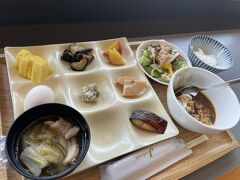 いろいろあったので、お部屋の写真などは撮れず。。
岩盤浴も、入りたくてこのホテルを選んだのに入れず…( ;?; )くやしい…

朝食。きりたんぽ鍋があって歓喜！おいしい～
お米もしっかりあきたこまち。おいしかった。
7階の朝食会場から眺める景色もとてもよかったのに、私が撮り損ねるなんて…