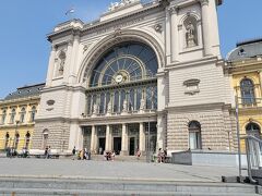 メトロで向かったのはブダペスト・ケレティ駅（東駅）

6月27日にウィーンから到着した駅ですが到着日は時間の都合で外観を見ていなかったのでやって来ました