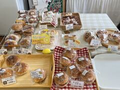 角館に向かう途中の道でパン屋さんを発見。（13:40）
私も角館駅近くの「TOSSI」というパン屋さんは、グーグルマップで見ていたのだけど、ツレが「このお店、パンフレットで見た！」というので、気になって寄り道。

「たまごサンドが有名らしいよ」「普段たまごサンドあまり惹かれないが…そんなに有名なら」と言って入ってみたけど、おいしそうなパンがたくさん並んでてテンアゲ！