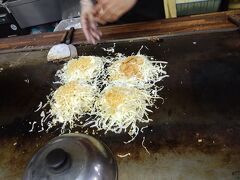 一通り回り終えて14時、遅めのランチ。
商店街で広島お好み焼きをいただきます。
このツアーでフリーで外食した昼食はここが最初で最後。絶対、広島お好み焼きと決めてました。

