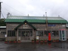 夕方が迫り、空模様も怪しくなってきたので、望郷の森などのロケ地は残念ながらパスして、どうしても訪れてみたかった幾寅駅へ
映画鉄道員の幌舞駅として登場した駅です

台風被害からの復興もなく、その後今年の廃線の対象でもあった為、本来の駅舎の役割は2016年に終えており、現在は映画の衣装やロケセットなどの展示施設となっています