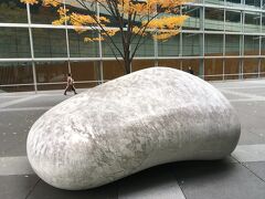 東京ミッドタウン日比谷を出て、有楽町方面へ向かいました。
途中、東京国際フォーラムで、2月に観た安田侃の「意心帰」を再訪。
