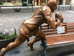 丸ノ内仲通り沿いを歩き、沿道のパブリックアートを見ました。
前に来た時から幾つか作品が入れ替り、リーチ・マイケルの像がありました。
