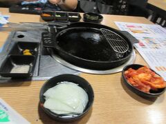 シンサ駅で降りて夕食の場所を探しました。一度はサムギョプサルを食べよう！と思いお店に入りました。
ここは最初に3種類のセットメニューの中から1つのセットを選んでオーダーせねばならないシステムでした。