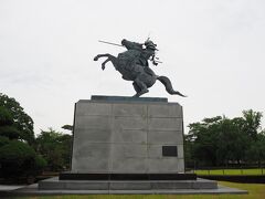 〈山形城址 霞城公園〉

関ヶ原の戦いでは東軍にいた
山形藩初代藩主の最上義光（よしあき）像

